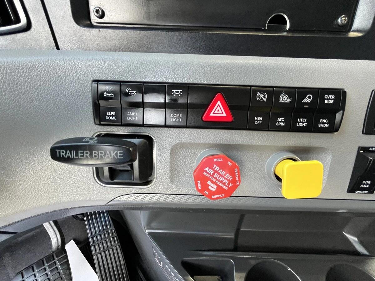 2019 Freightliner Cascadia — photo 26