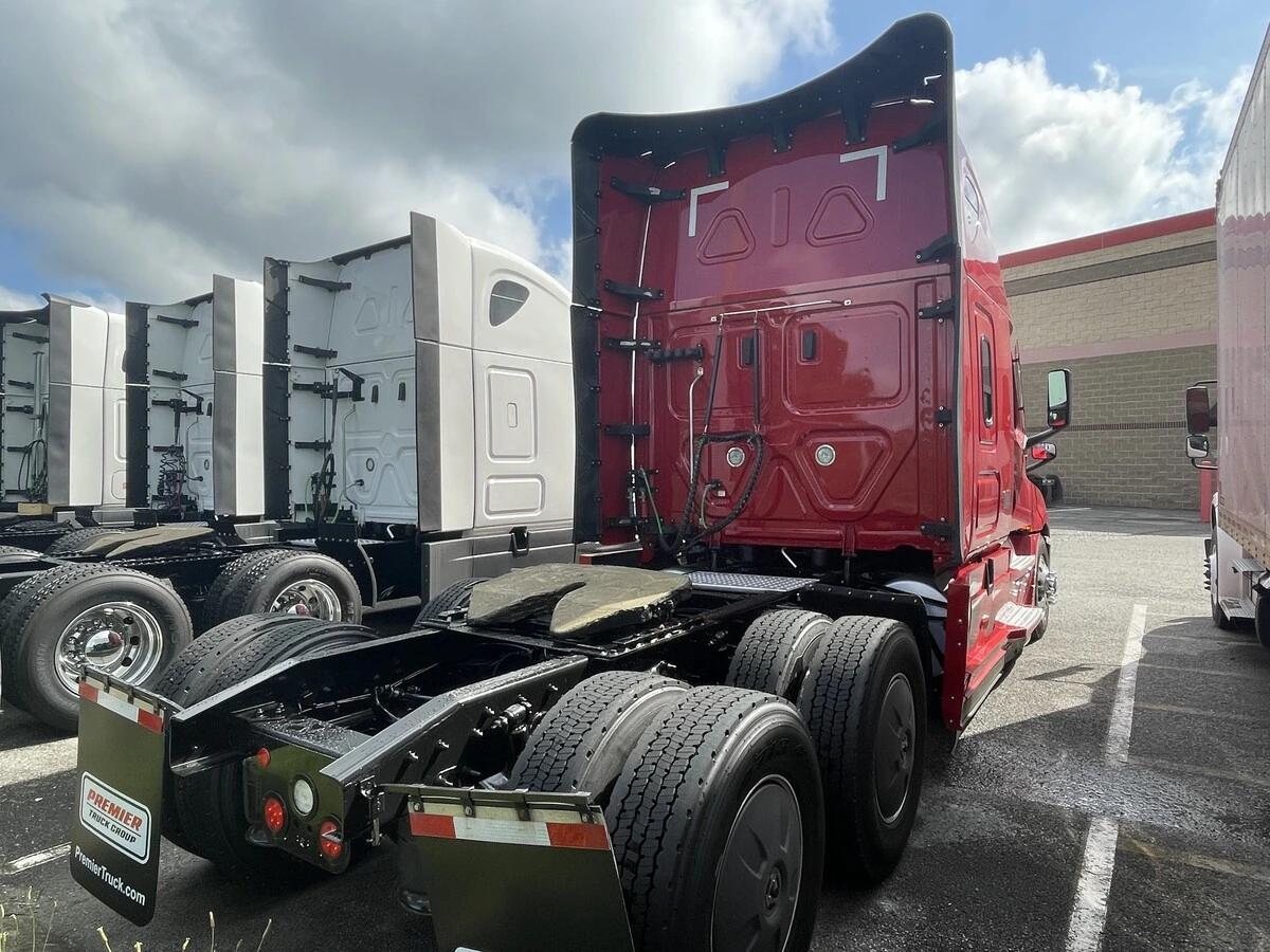 2022 Freightliner Cascadia — photo 8