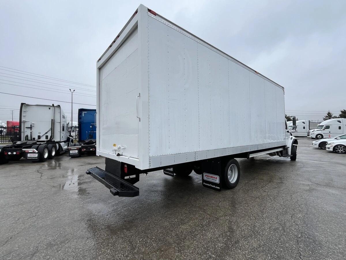 2017 Freightliner M2 106 — photo 9