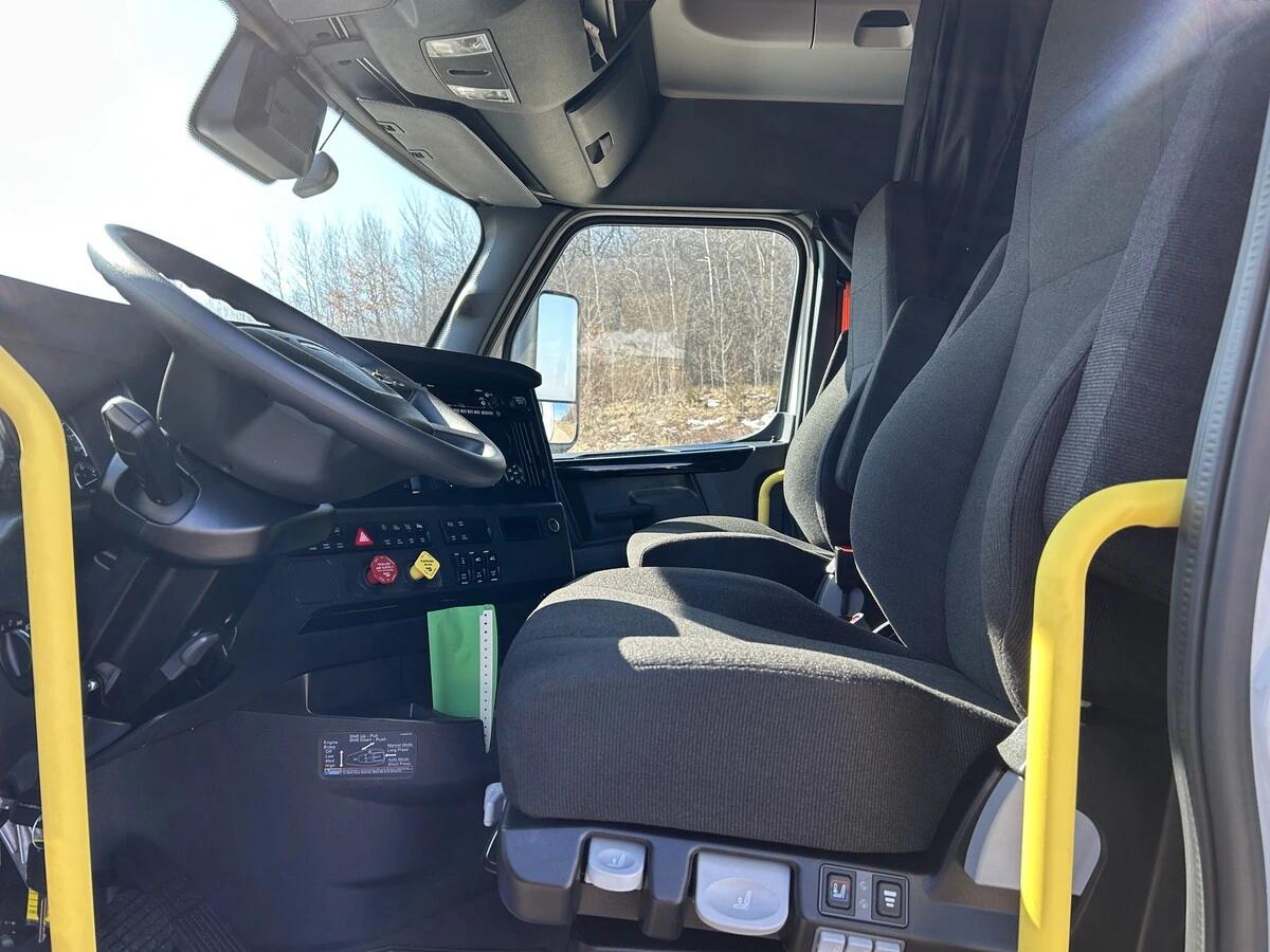 2026 Freightliner Cascadia in Roberts, WI — photo 10