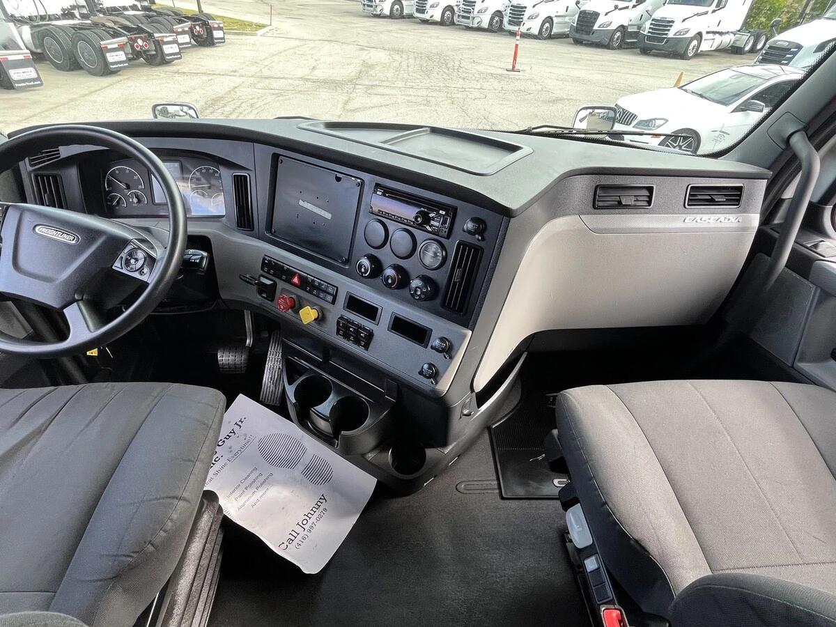 2019 Freightliner Cascadia — photo 44