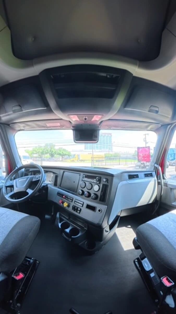 2022 Freightliner Cascadia — photo 14