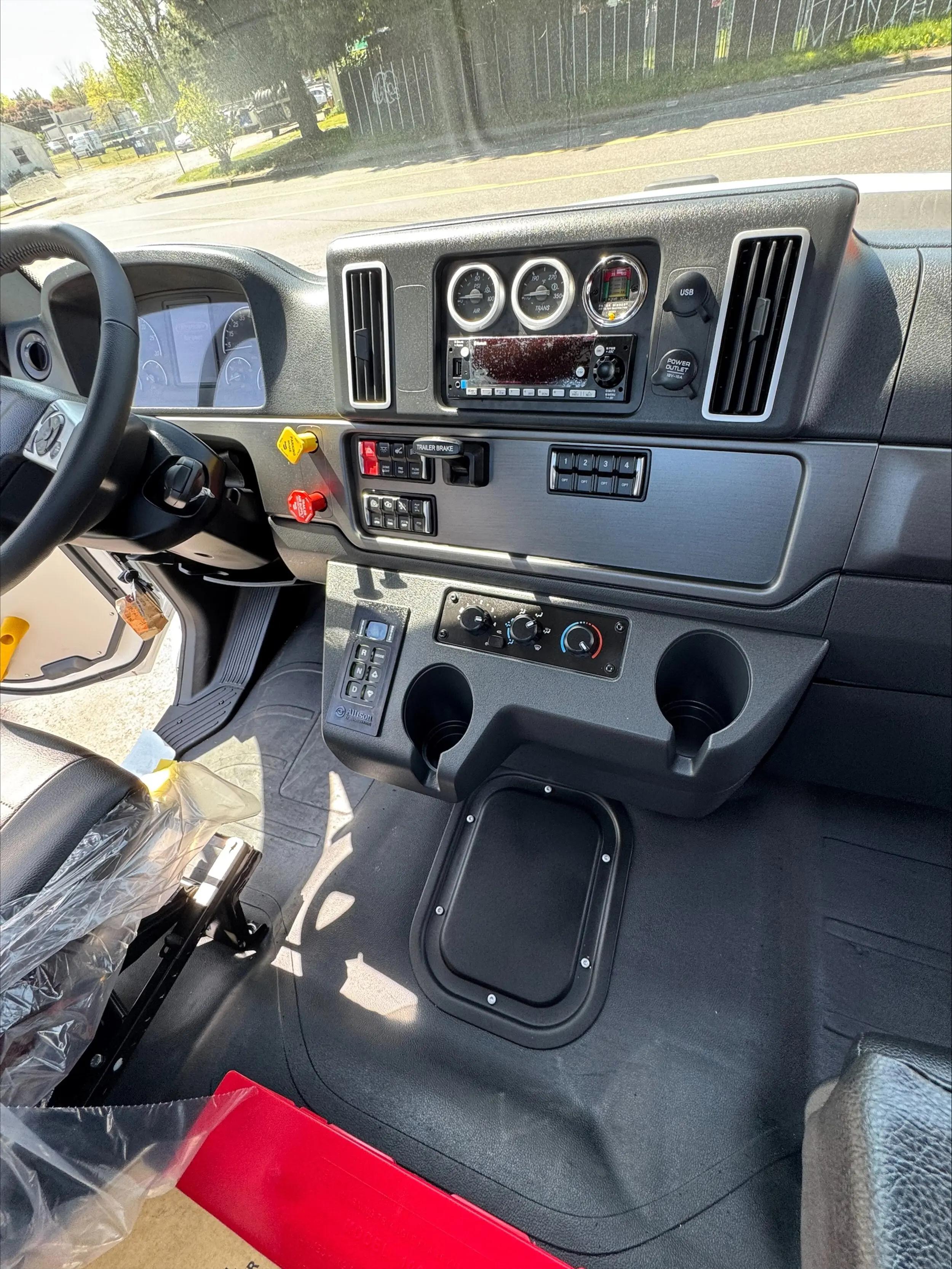 2025 Freightliner 108SD in Portland, OR — photo 14