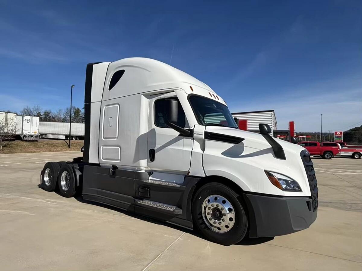2026 Freightliner Cascadia — photo 3