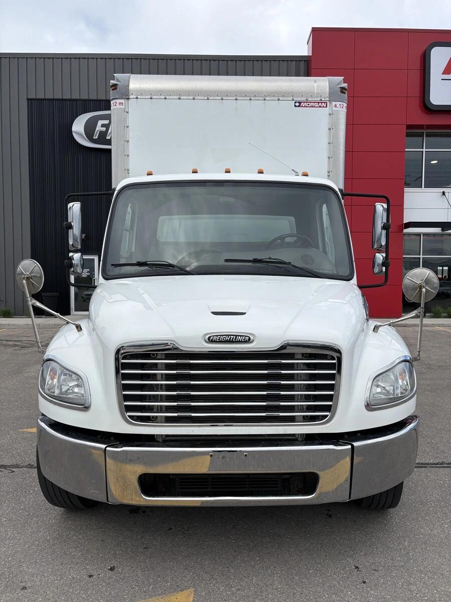 2019 Freightliner M2 106 — photo 2