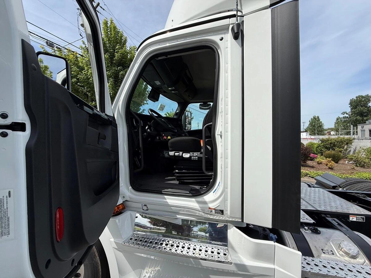 2027 Freightliner Cascadia — photo 6