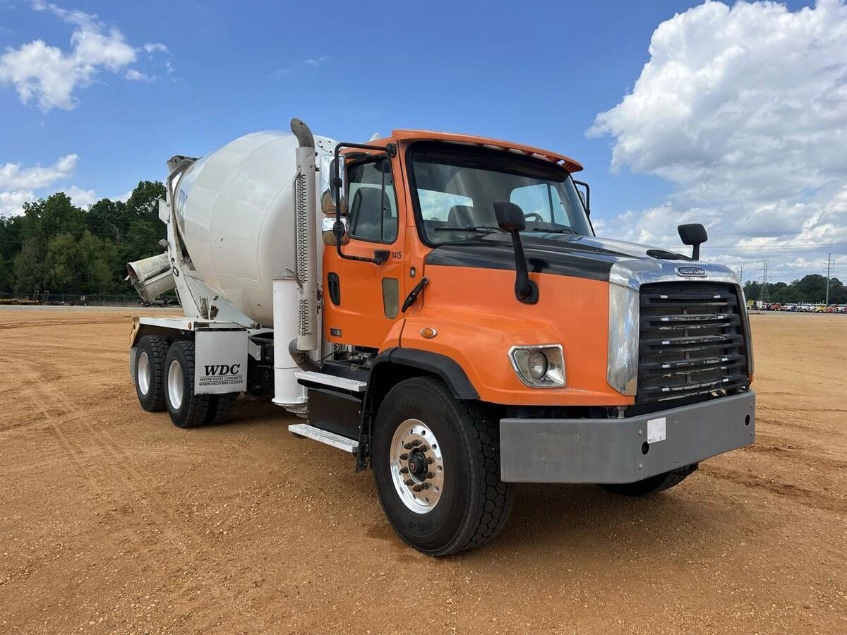 2017 Freightliner 114SD in Manchester, NH — photo 2