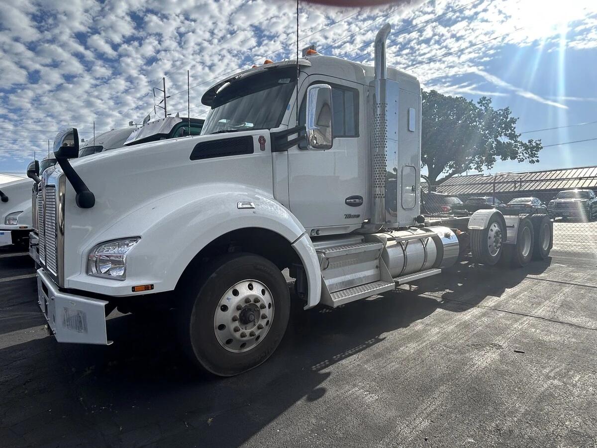 2023 Kenworth T880