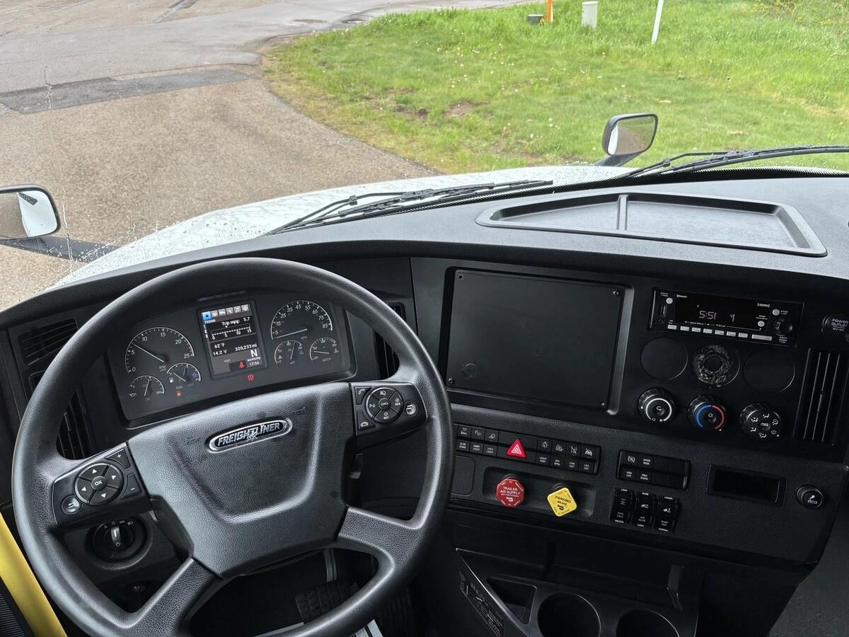 2025 Freightliner Cascadia — photo 12