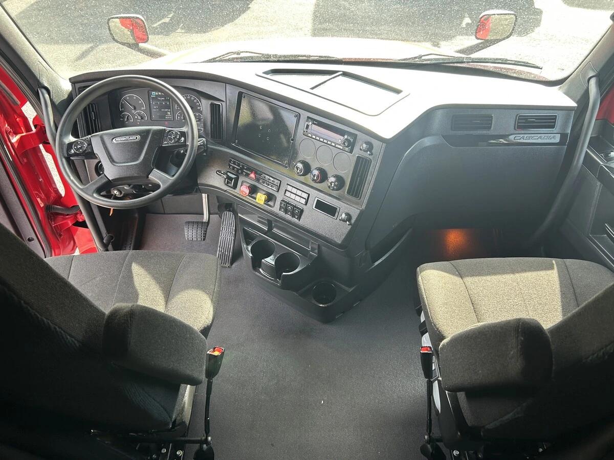 2023 Freightliner Cascadia — photo 20