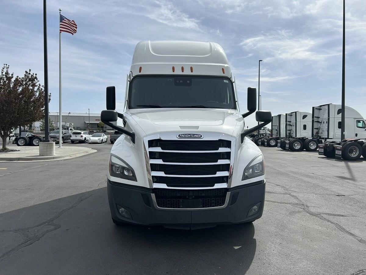2022 Freightliner Cascadia — photo 3