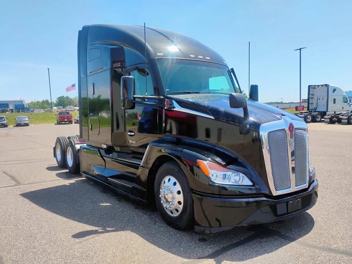2023 Kenworth T680 — photo 3