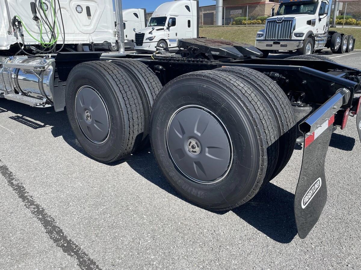 2027 Freightliner Cascadia — photo 14