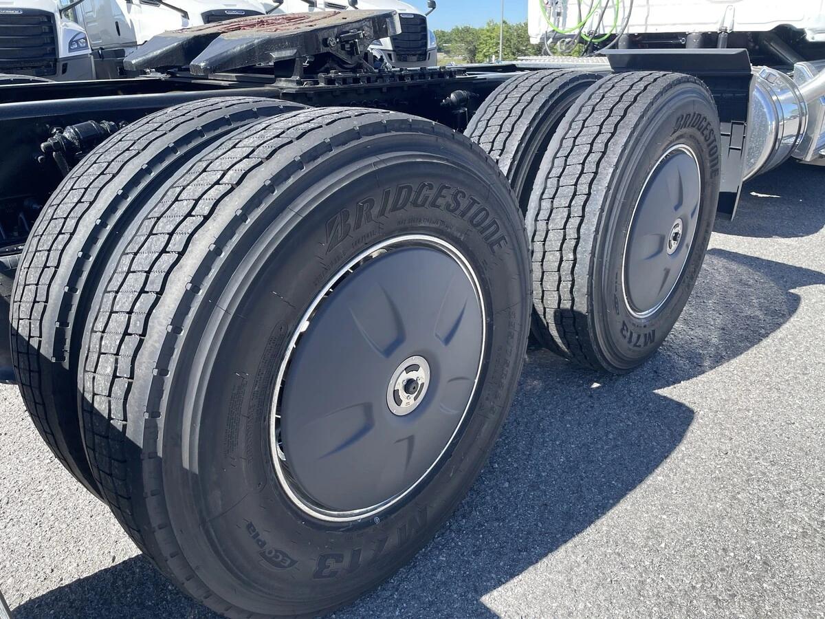 2027 Freightliner Cascadia — photo 9