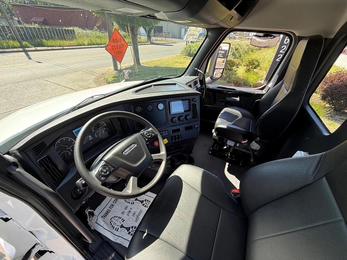 2027 Freightliner Cascadia — photo 6