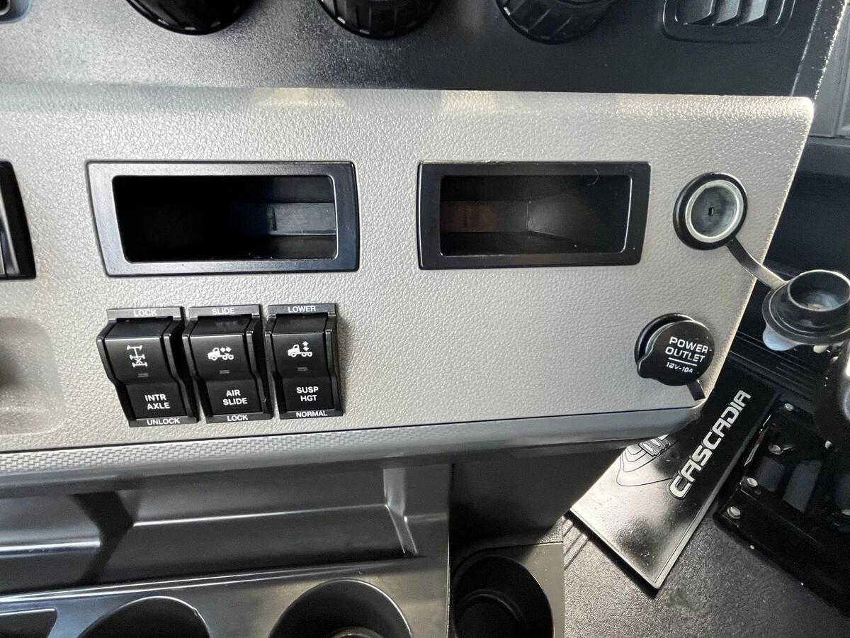 2019 Freightliner Cascadia — photo 25