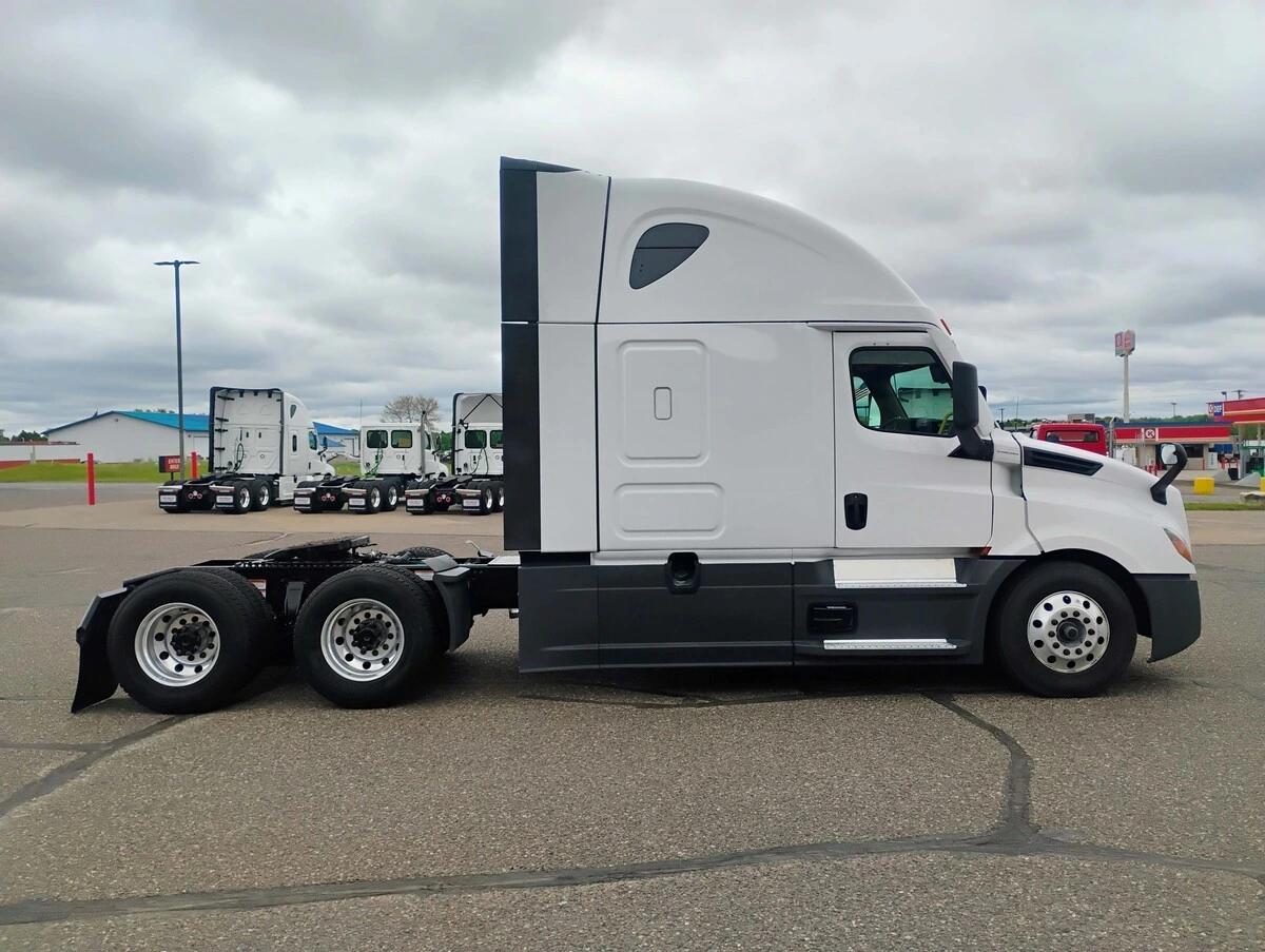 2025 Freightliner Cascadia — photo 4