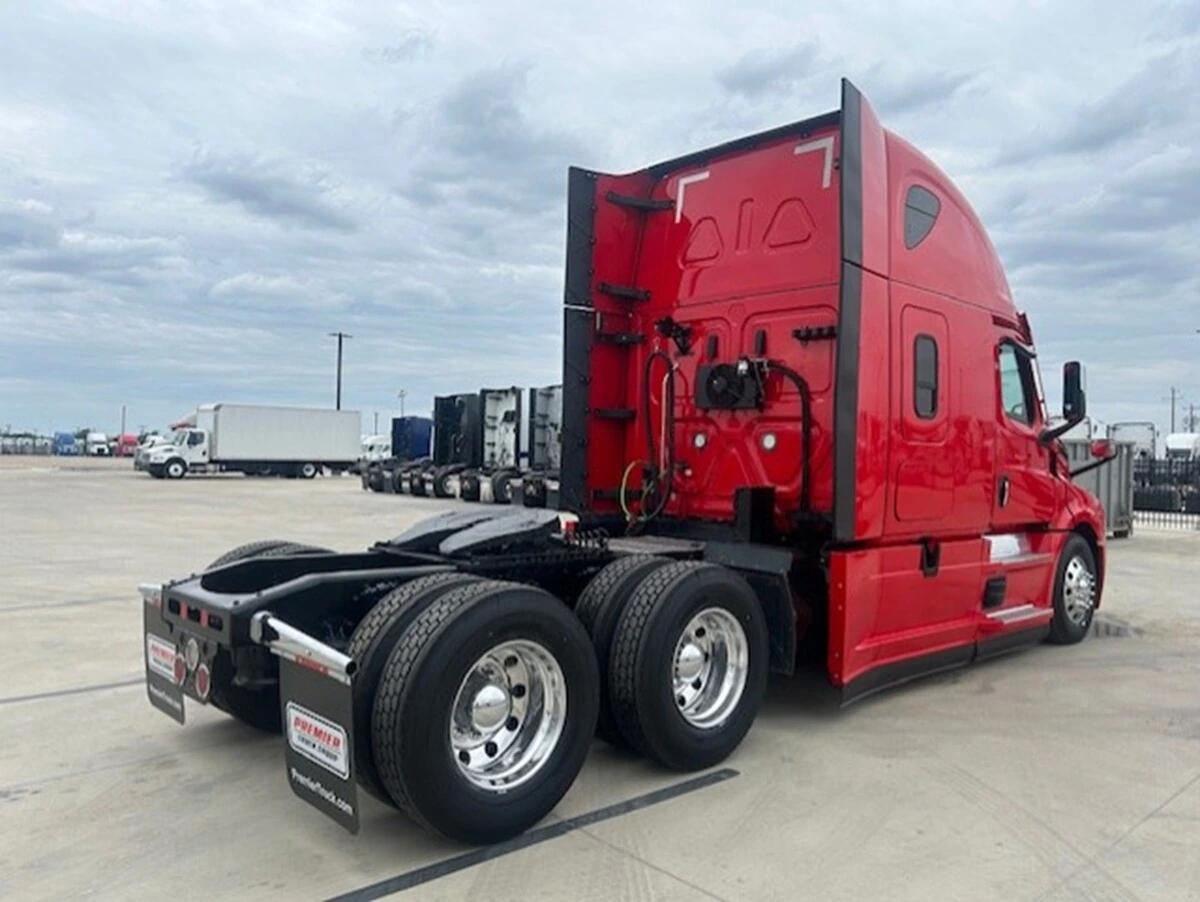 2022 Freightliner Cascadia — photo 8