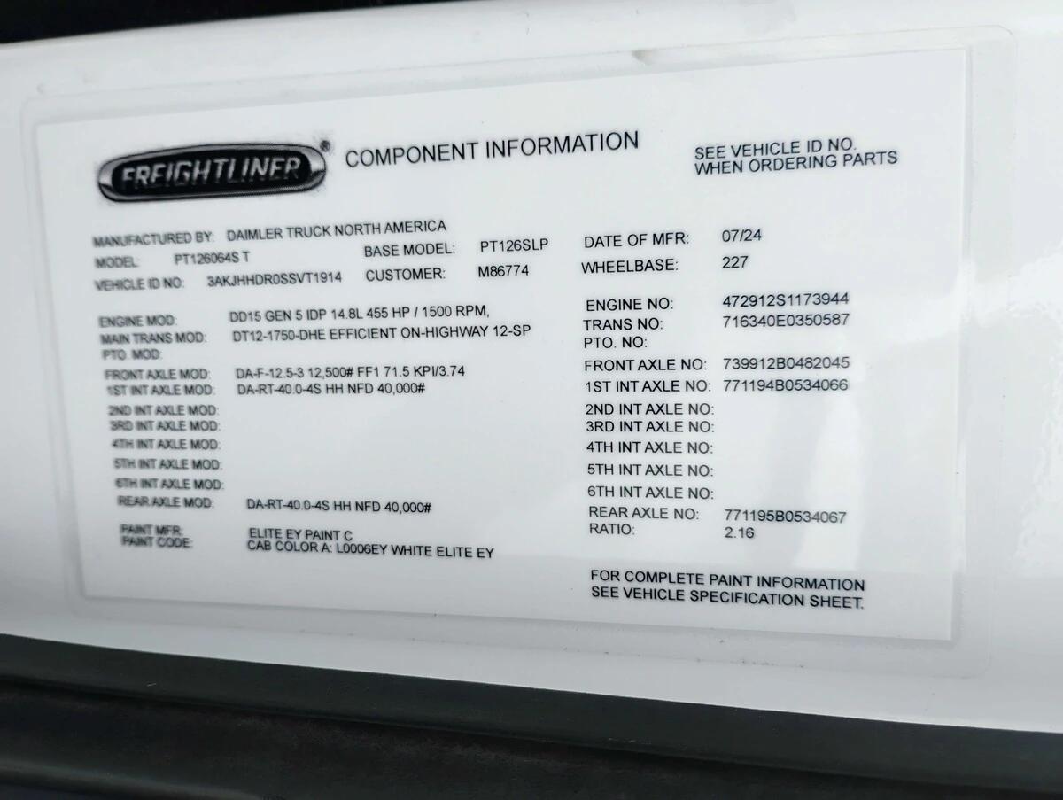 2025 Freightliner Cascadia — photo 24