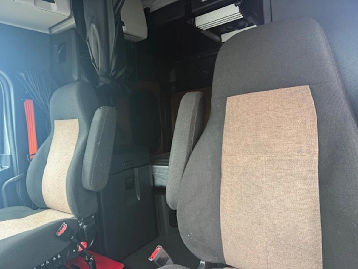 2022 Freightliner Cascadia — photo 11
