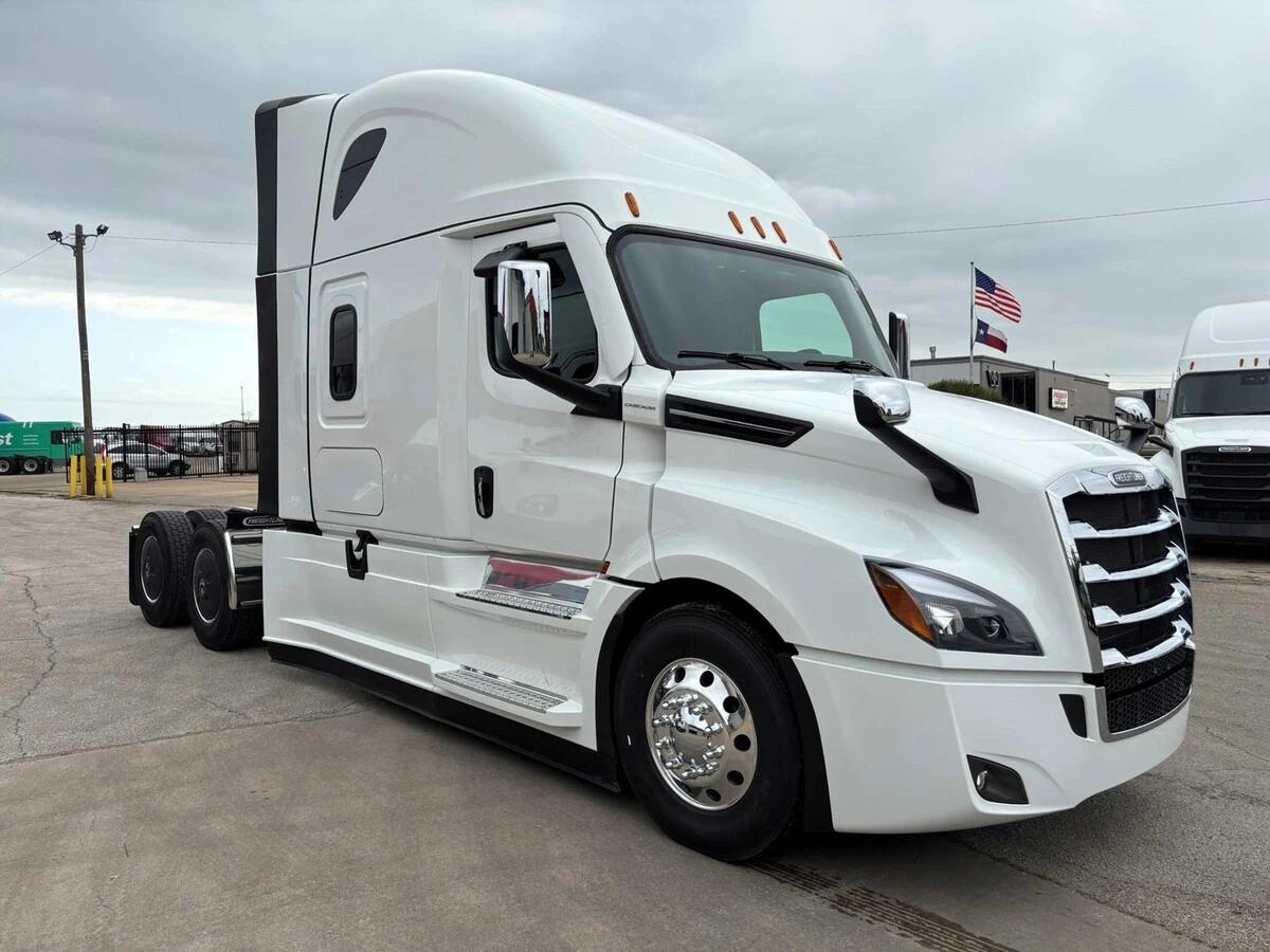 2027 Freightliner Cascadia — photo 2