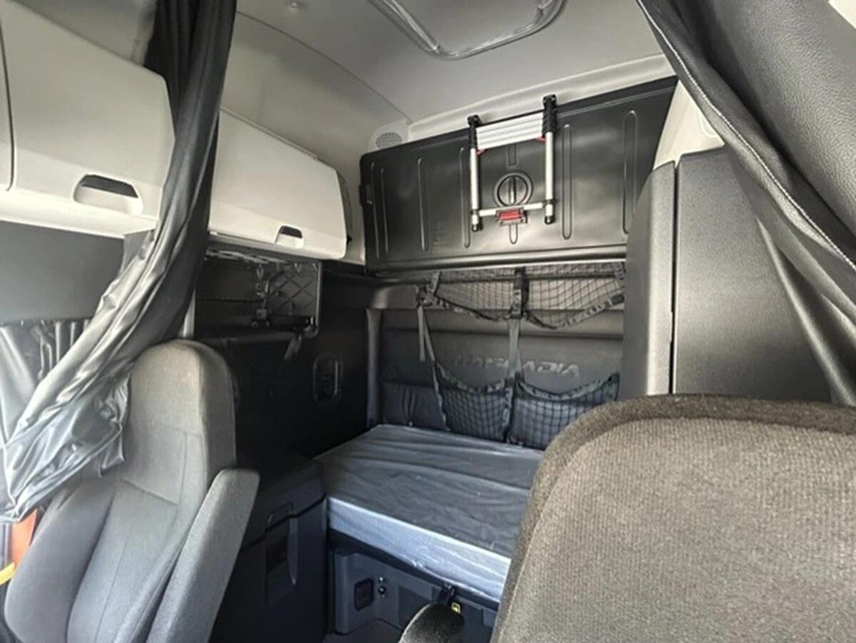 2025 Freightliner Cascadia — photo 15