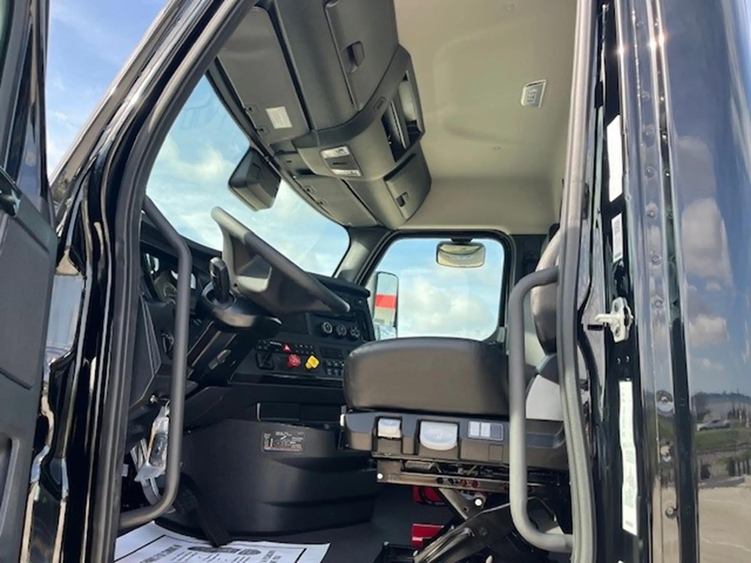 2026 Freightliner Cascadia in Fort Worth, TX — photo 9