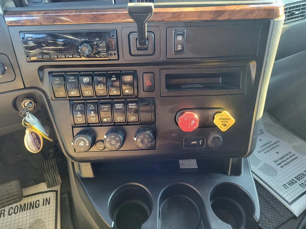 2020 International LT in MN — photo 7