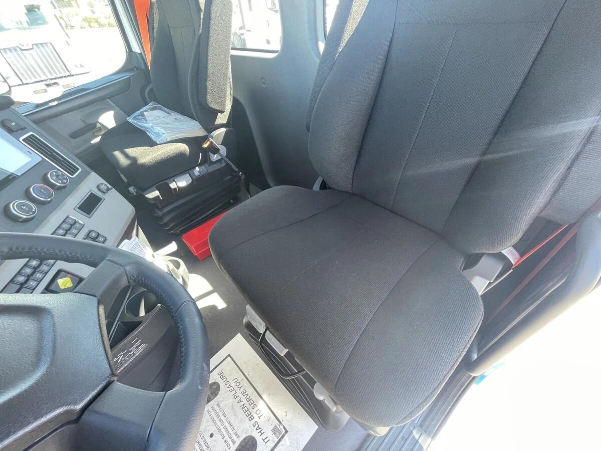 2027 Freightliner Cascadia — photo 23