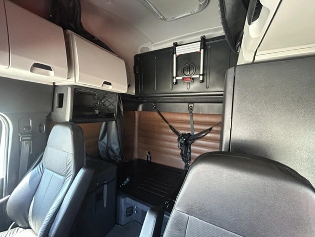 2025 Freightliner Cascadia — photo 15