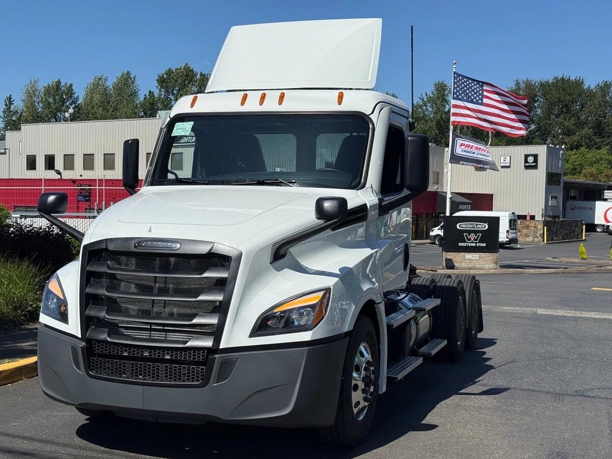 2027 Freightliner Cascadia — photo 2