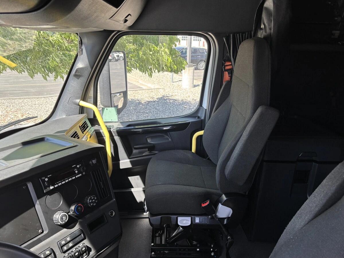 2025 Freightliner Cascadia — photo 12