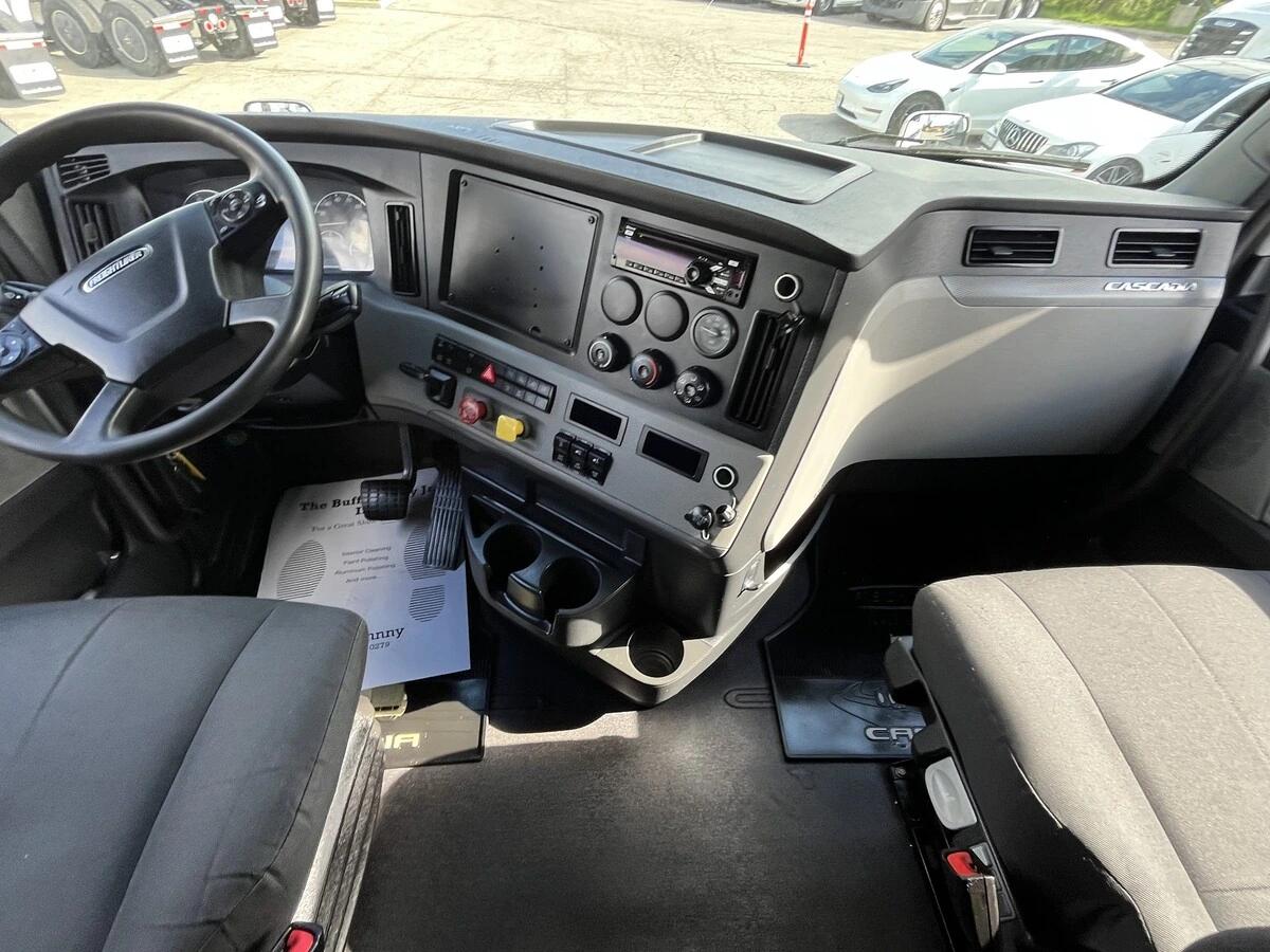 2019 Freightliner Cascadia — photo 43