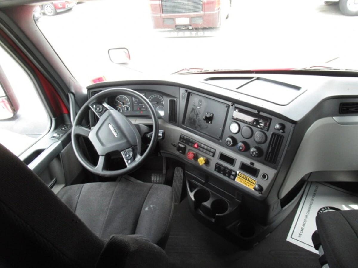 2020 Freightliner Cascadia in Flemington, NJ — photo 17