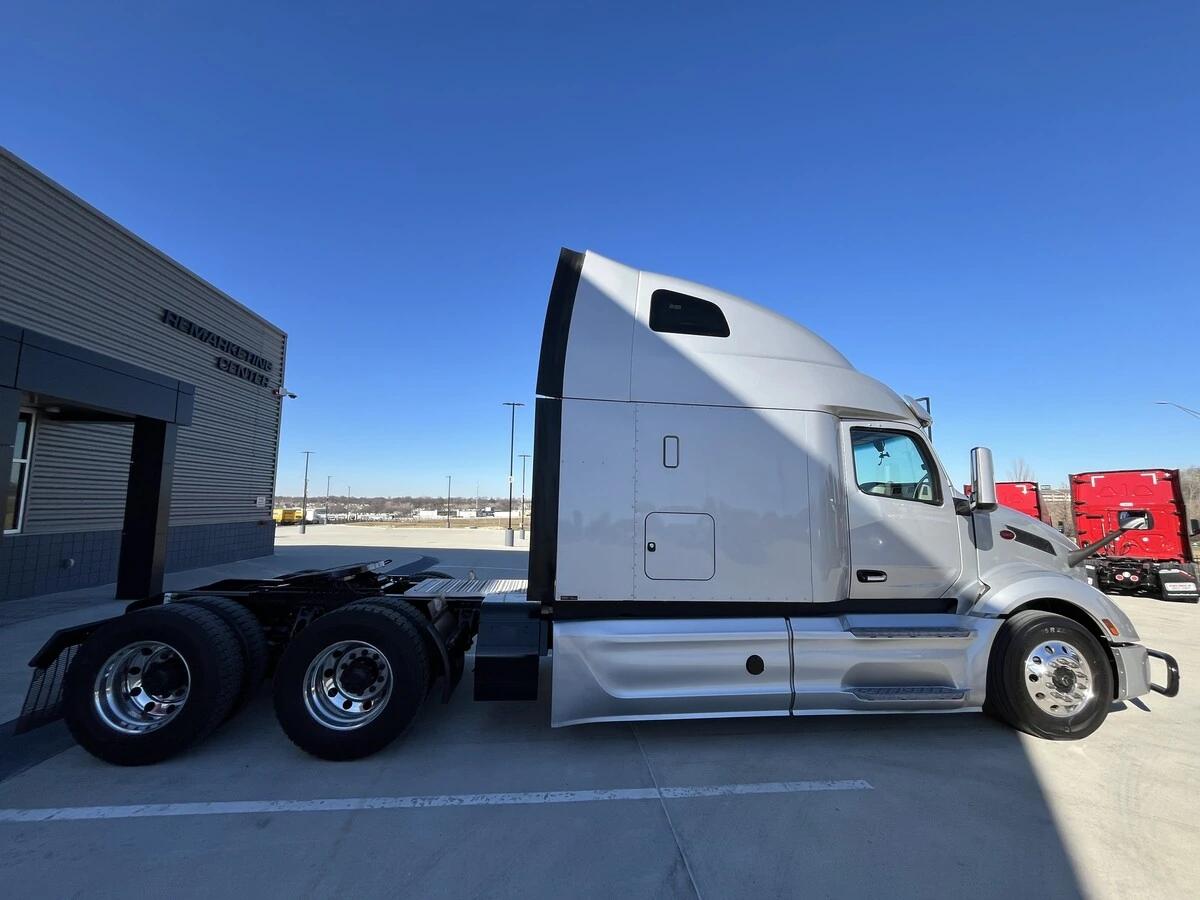 2023 Peterbilt 579 in Kansas City, MO — photo 10