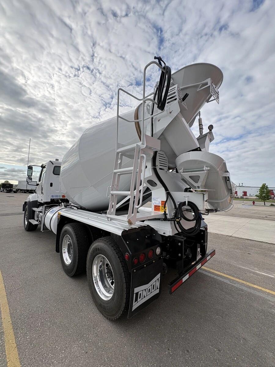 2027 Freightliner 114SD — photo 9