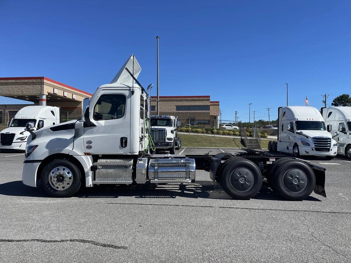 2027 Freightliner Cascadia — photo 18