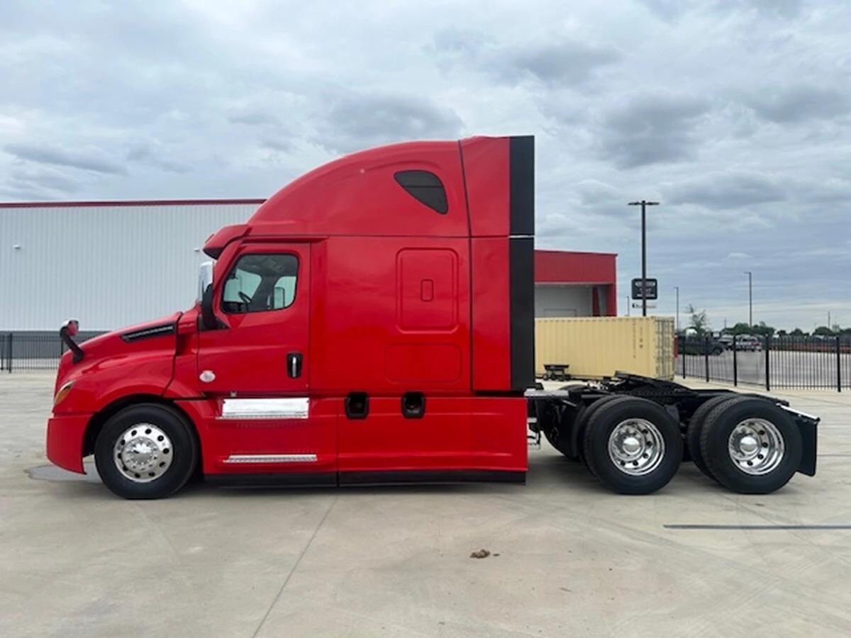 2022 Freightliner Cascadia — photo 2
