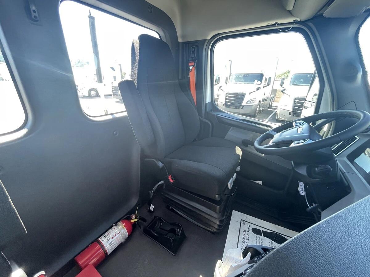 2027 Freightliner Cascadia — photo 36