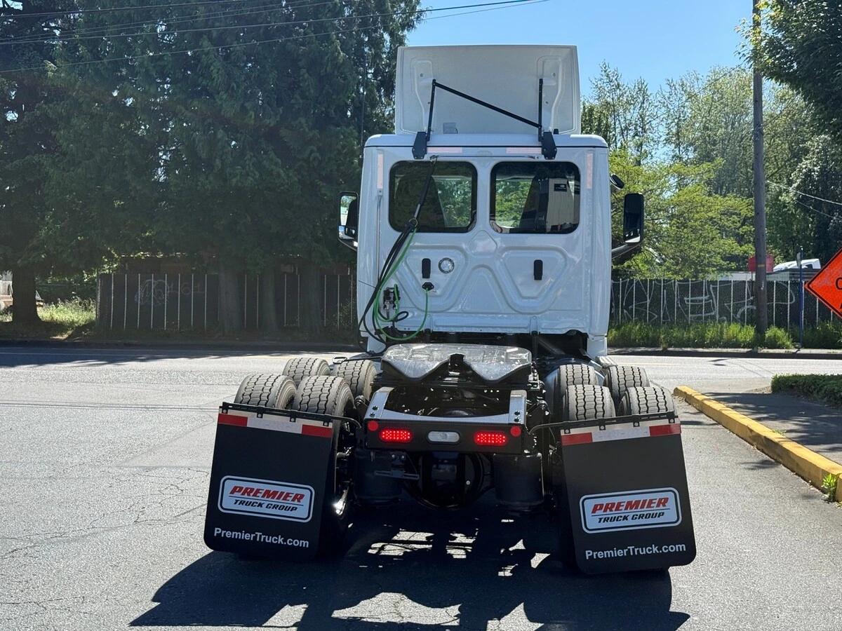 2027 Freightliner Cascadia — photo 4
