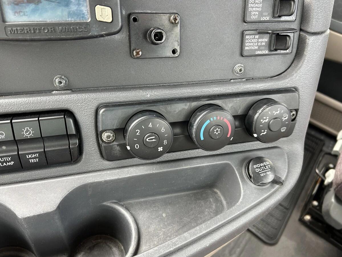 2019 Freightliner Cascadia — photo 22