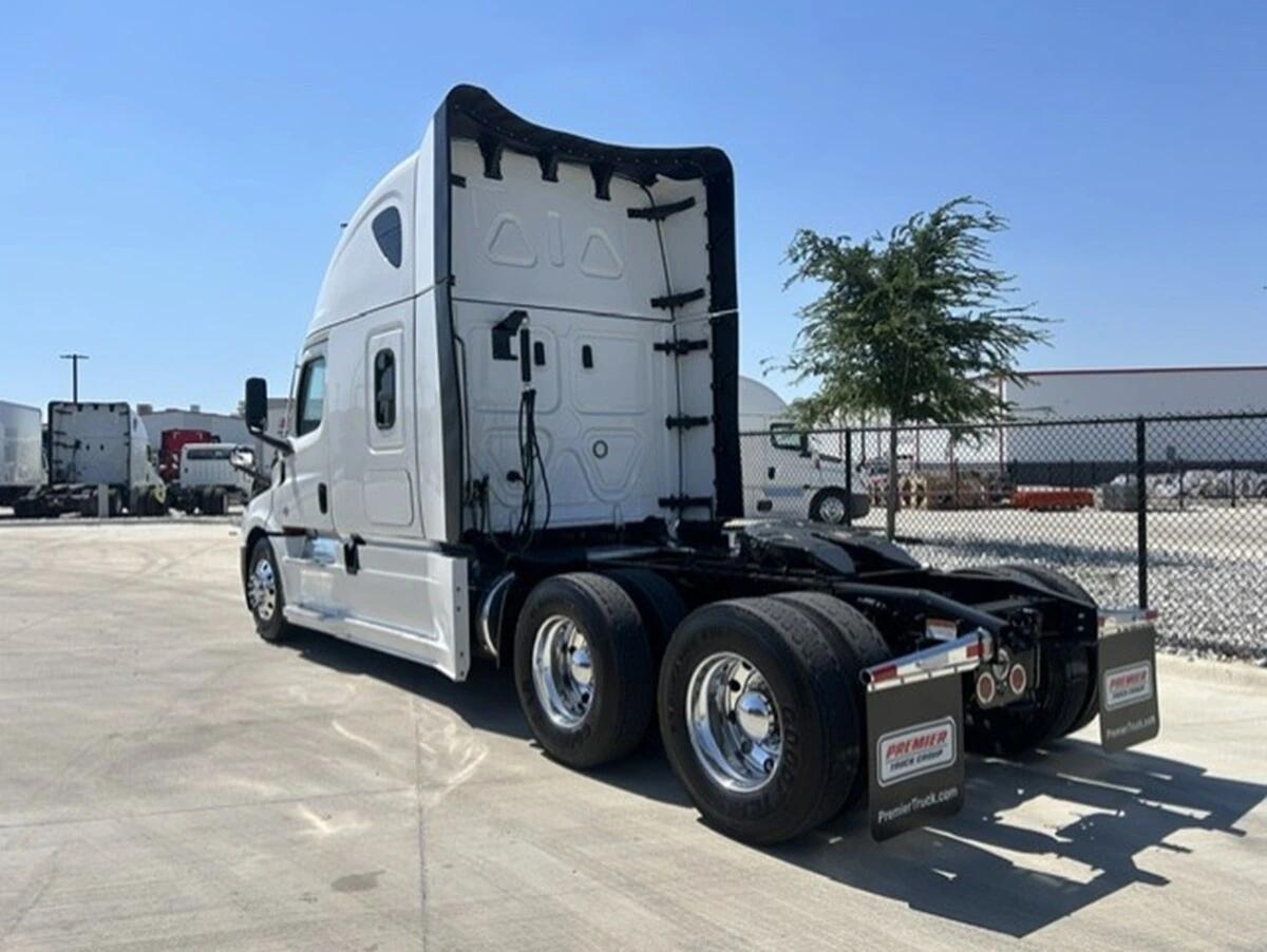 2025 Freightliner Cascadia — photo 3