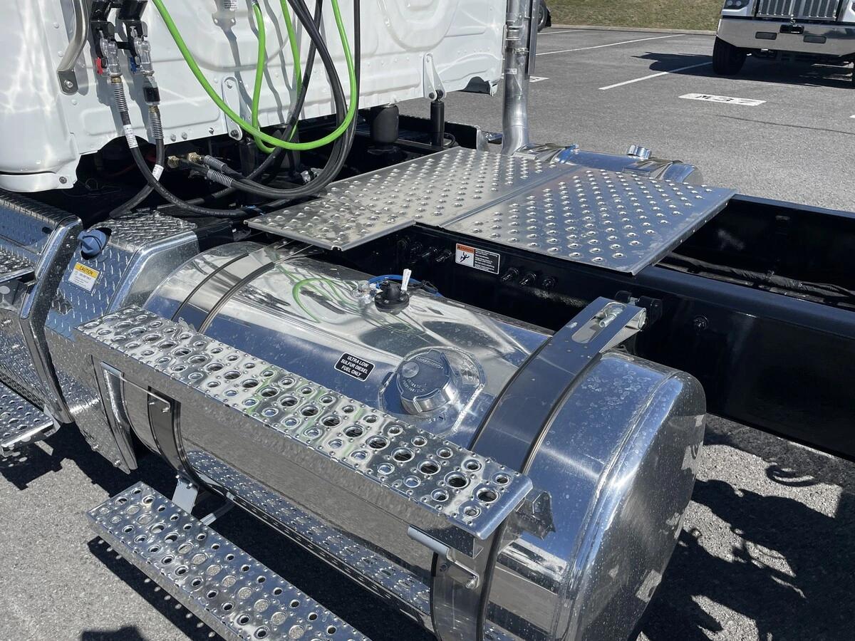 2027 Freightliner Cascadia — photo 16