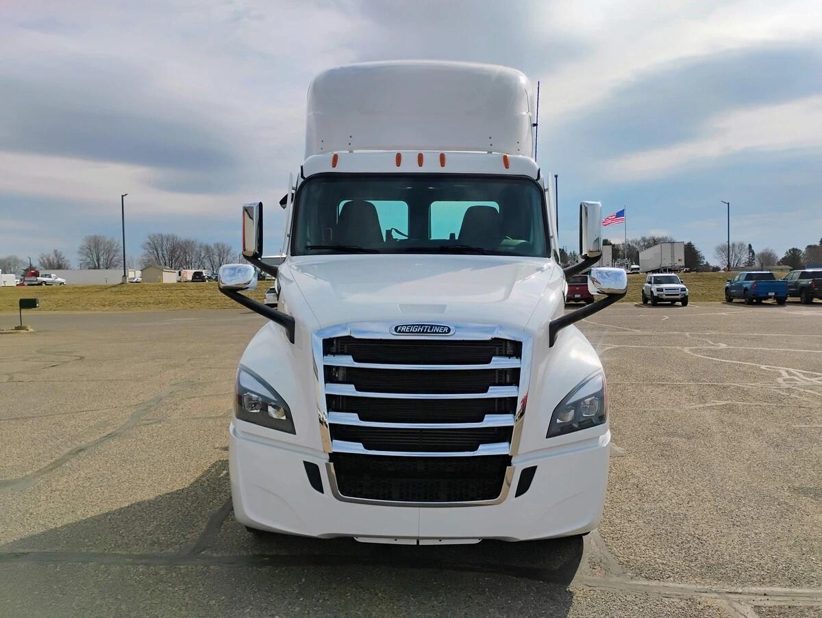 2027 Freightliner Cascadia — photo 2