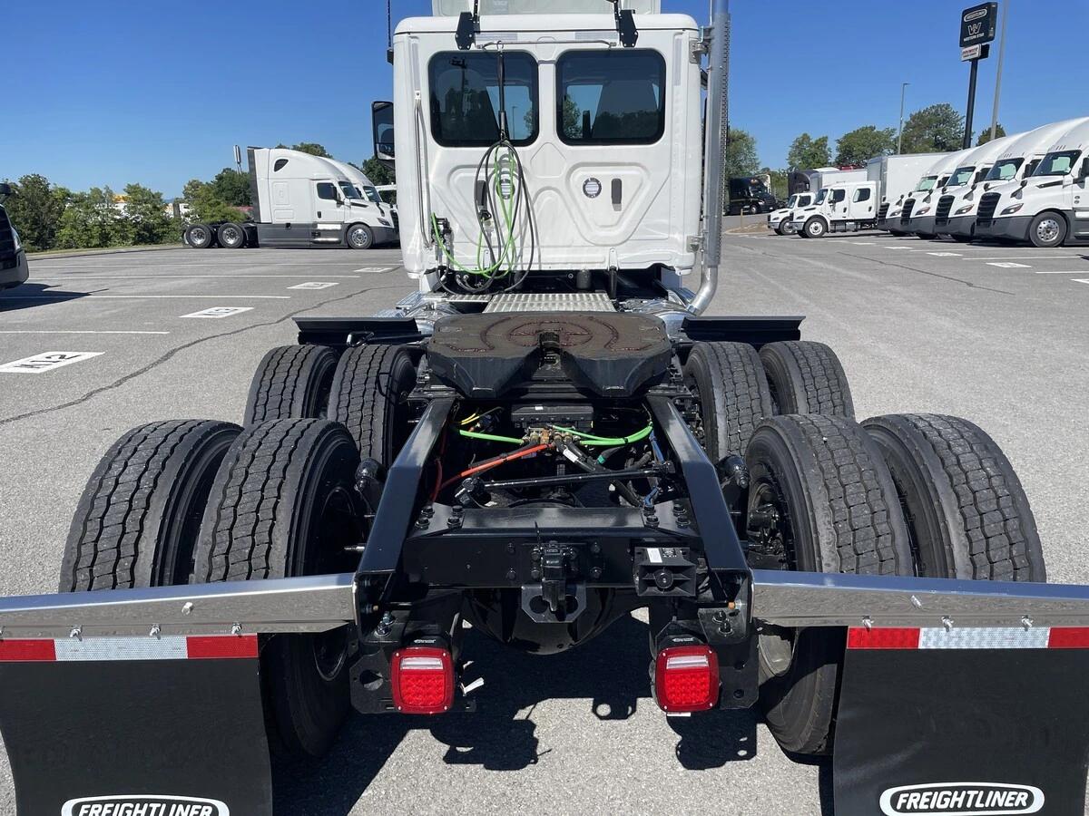 2027 Freightliner Cascadia — photo 12