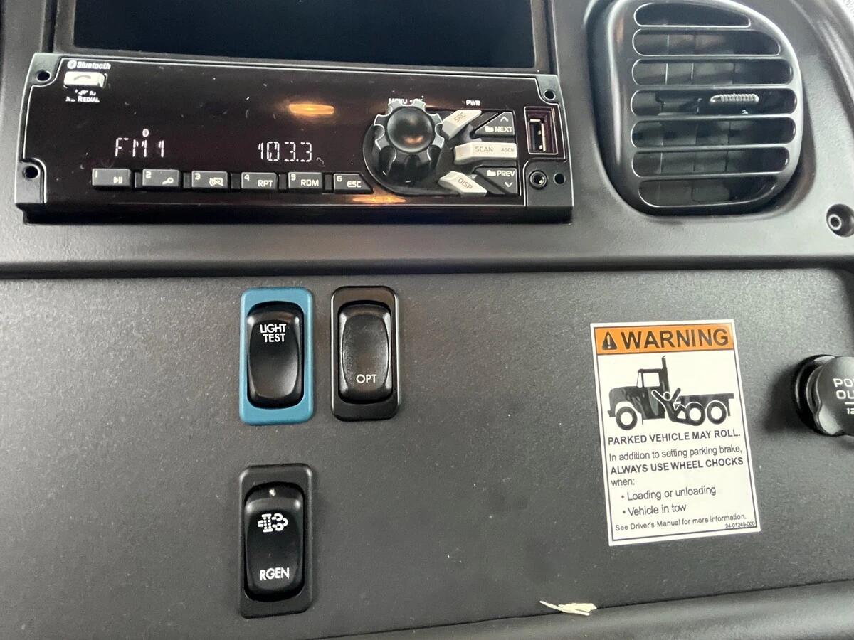 2017 Freightliner M2 106 — photo 23