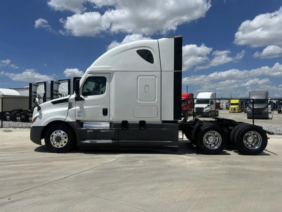 2025 Freightliner Cascadia — photo 2