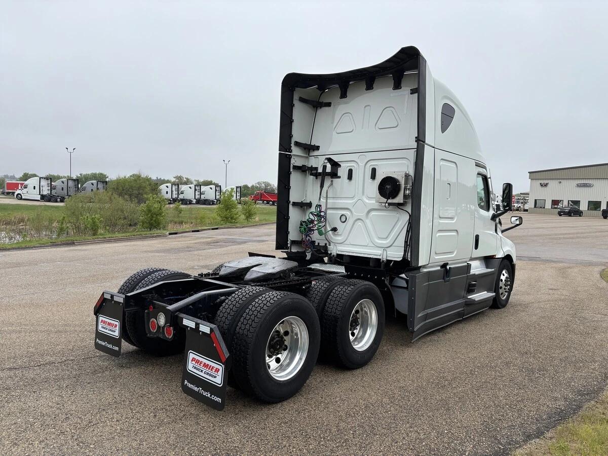2025 Freightliner Cascadia — photo 5
