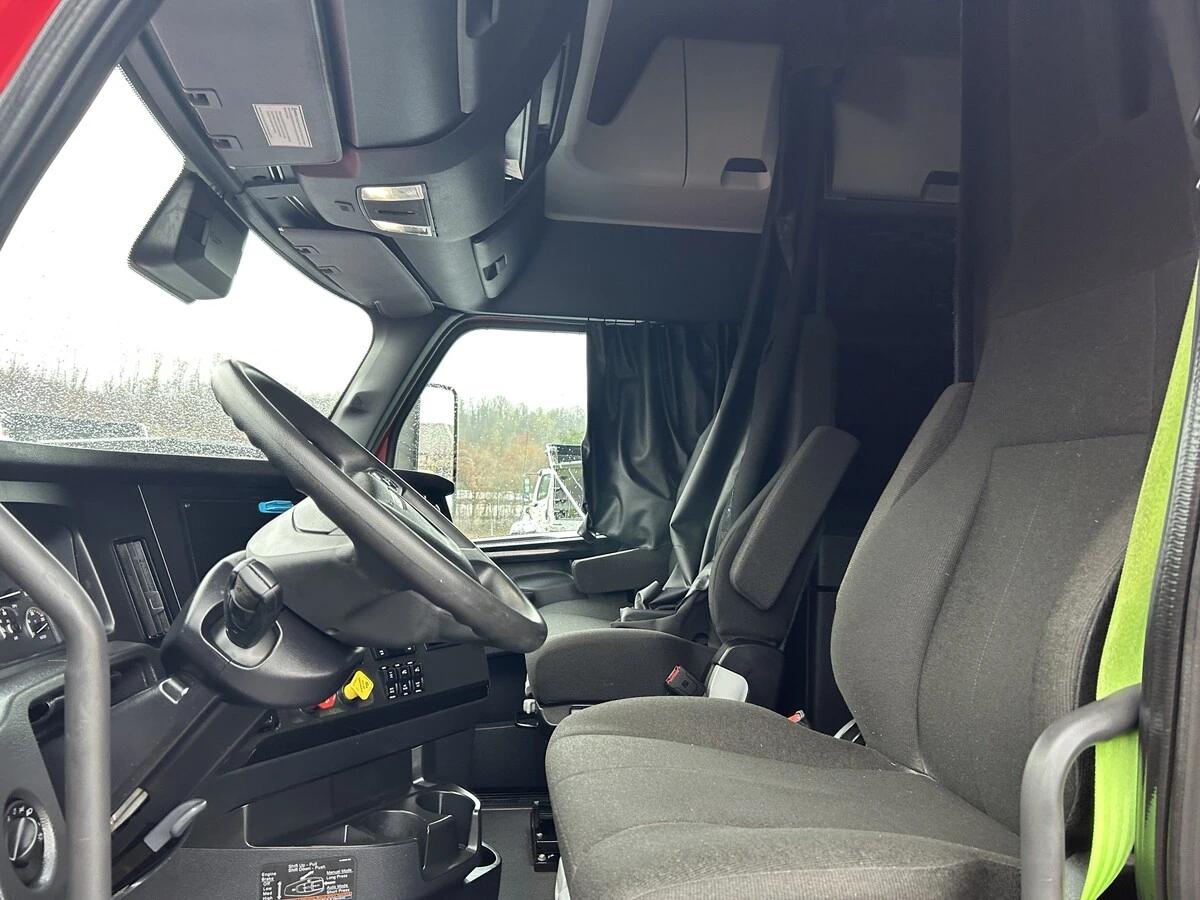 2022 Freightliner Cascadia in Knoxville, TN — photo 12