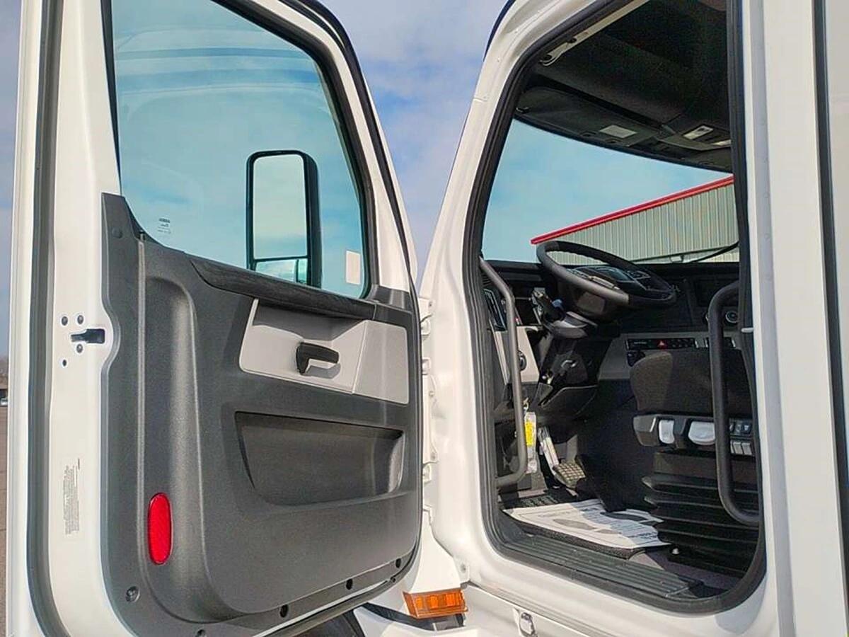 2027 Freightliner Cascadia — photo 12